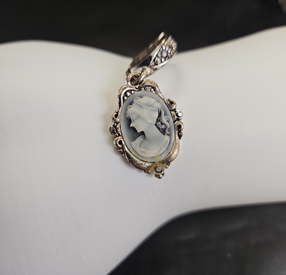 Vintage-Style Cameo Pendant in Silver Tone